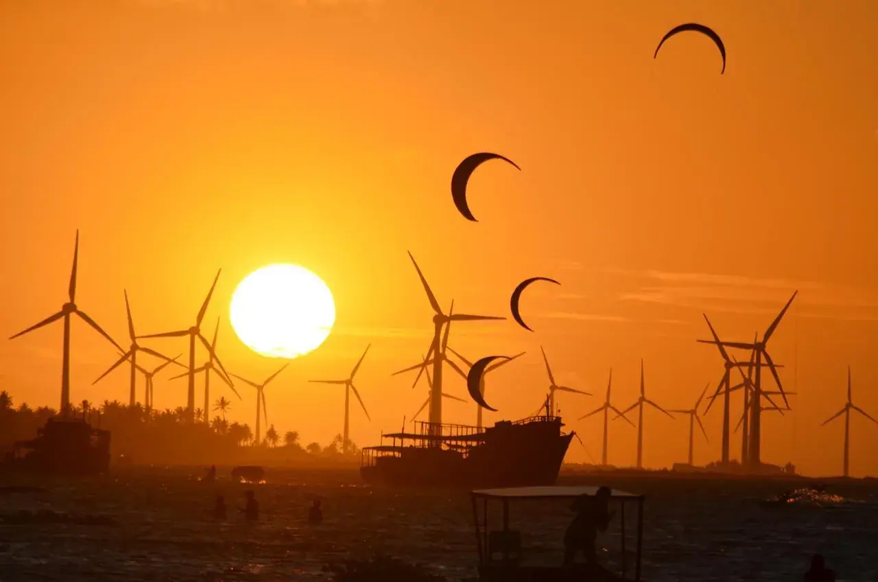 Kites and the sun setting over Ilha do Guajirú